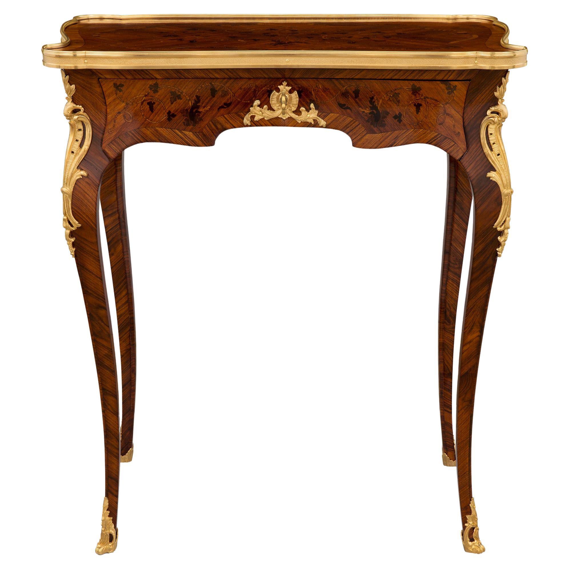Table d'appoint française du 19ème siècle de style Louis XV en bois de violette et bronze doré en vente