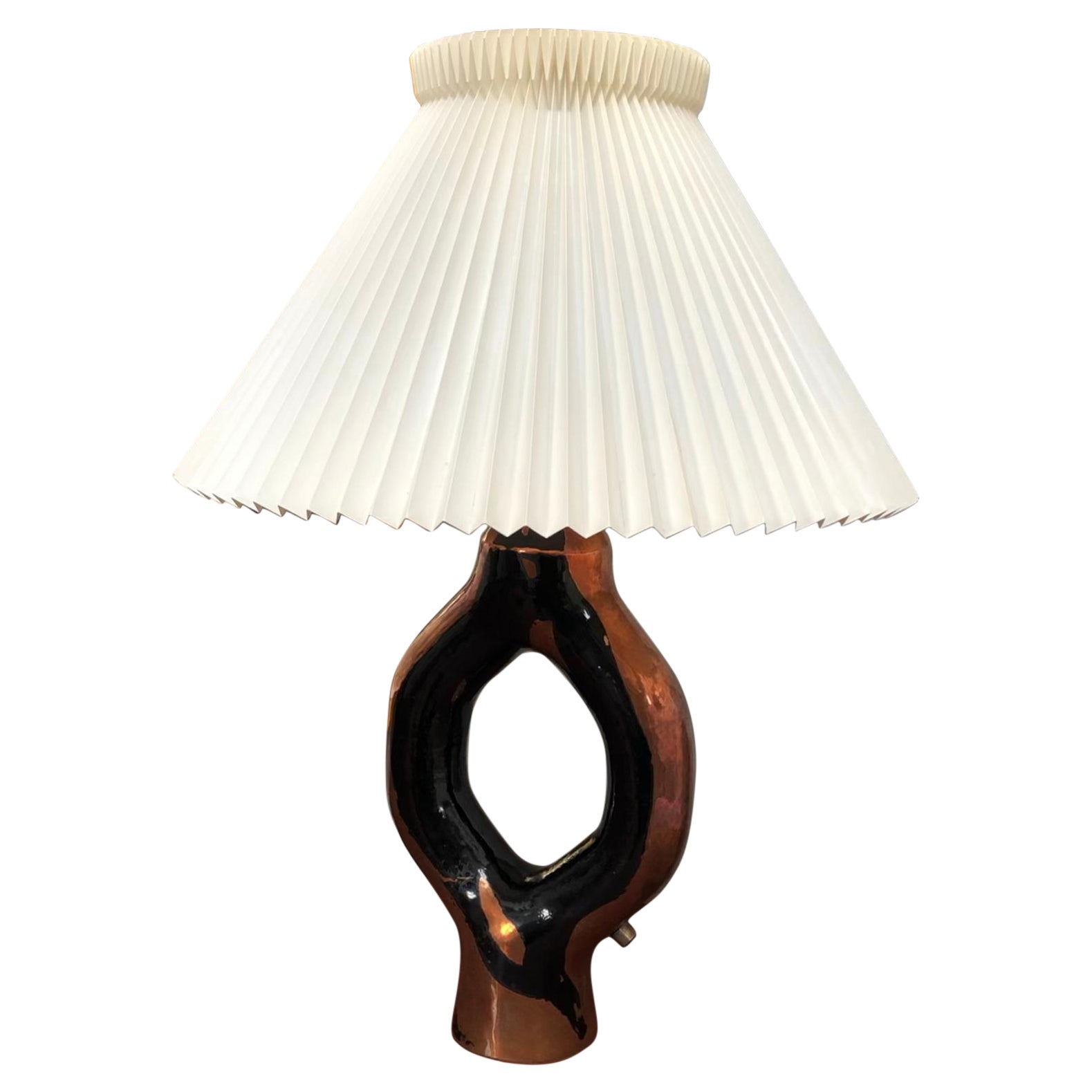 Lampe de table artisanale sculpturale vintage en cuivre en vente