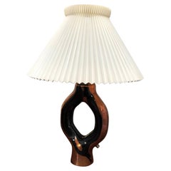 Lampe de table artisanale sculpturale vintage en cuivre