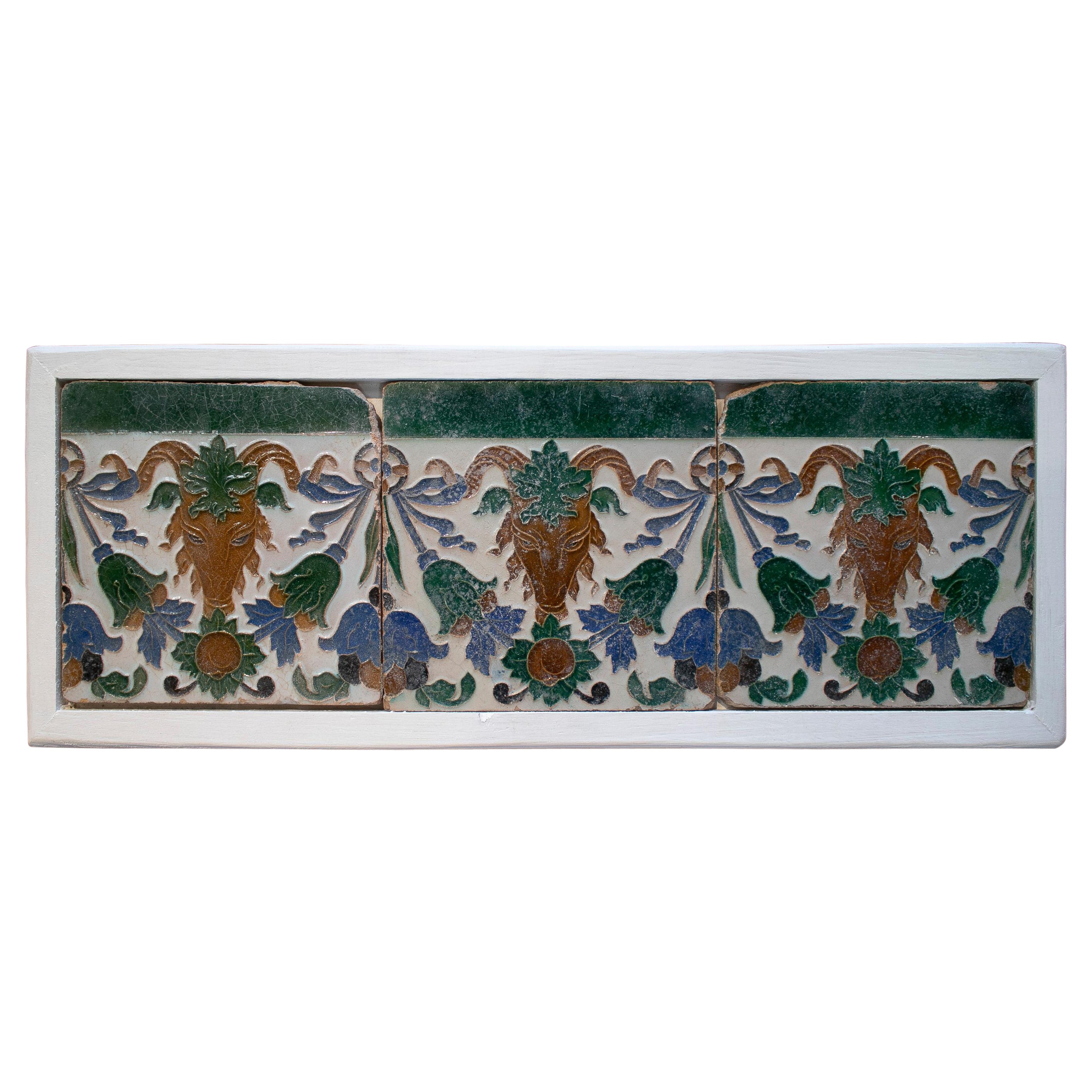 Ensemble de trois carreaux de céramique émaillée peints à la main au 19ème siècle à motifs espagnols