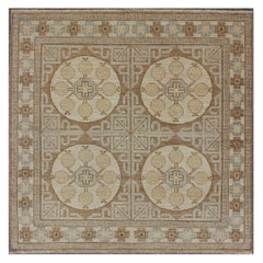Quadratischer Teppich im Khotan-Design mit kreisförmigem Medaillon in Hellbraun, hell
