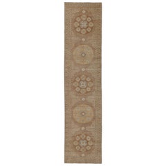 Tapis de couloir Khotan à motif médaillon en forme de cercle géométrique sur toute sa surface