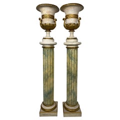 Neoklassizistische bemalte grüne/blaue Urnen und Ständer aus Kunstmarmor, Paar