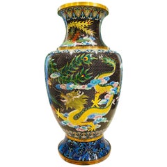 Jarrón chino de cloisonné con gran fénix y dragón, hacia la década de 1940