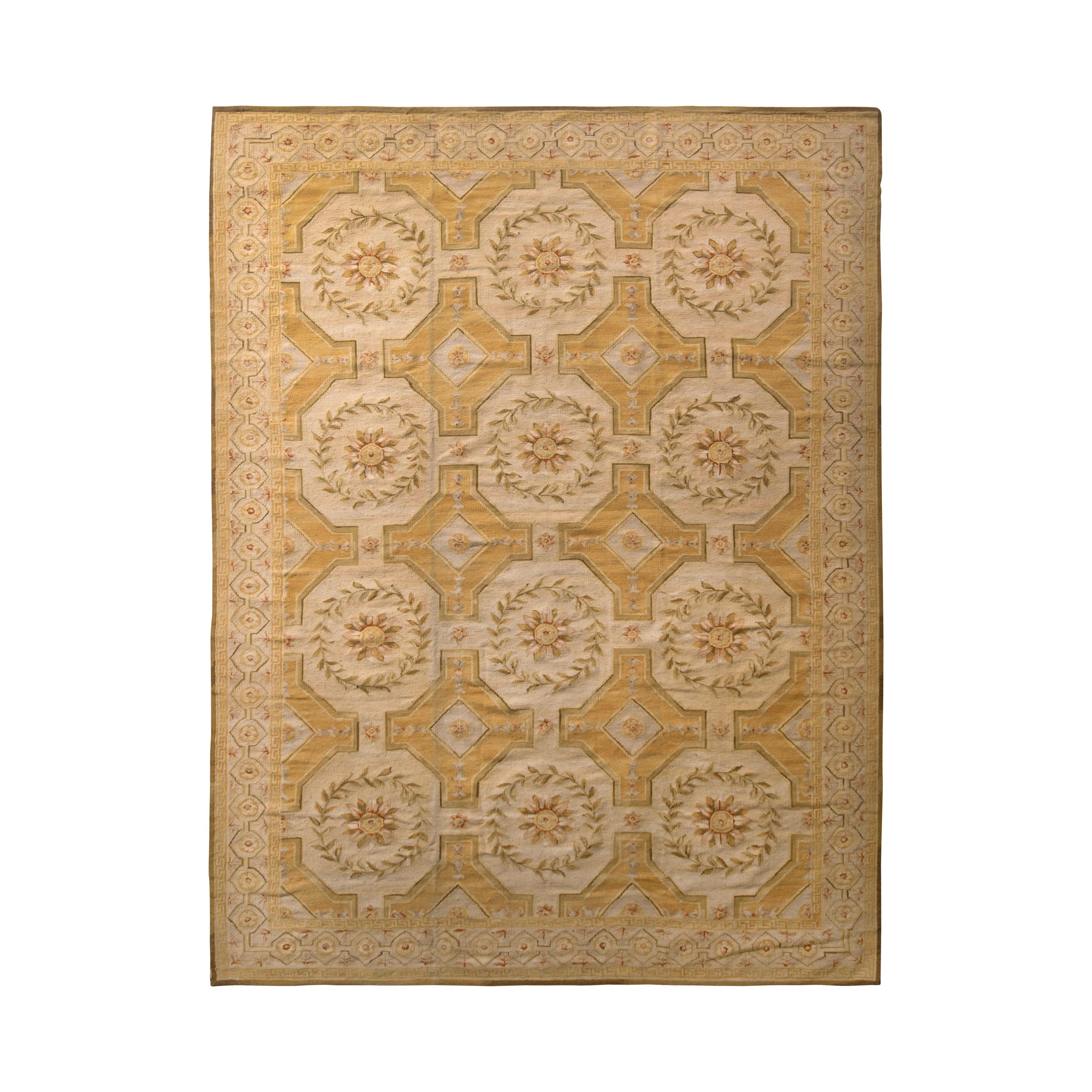 Tapis et motif floral beige-marron à tissage plat de style Aubusson de Kilim