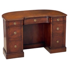 Bureau anglais en forme de trou de genou en acajou avec plateau en cuir