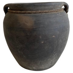 Vieux pot en terre cuite avec poignées