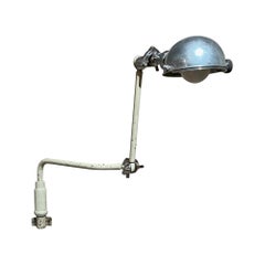 Lampada industriale a luce regolabile da parete per uso medico degli anni '30