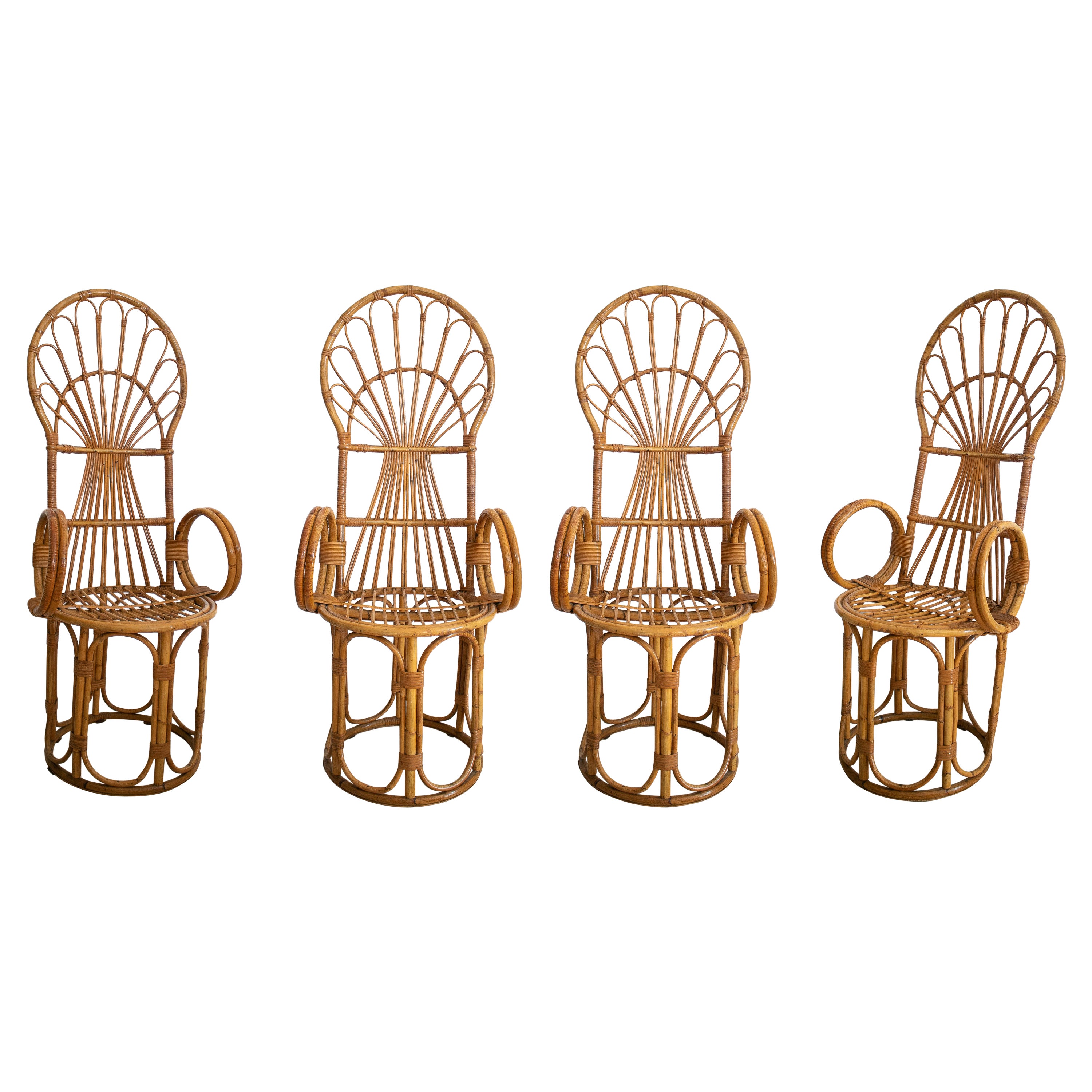 Ensemble de quatre chaises paon espagnoles en bambou des années 1970