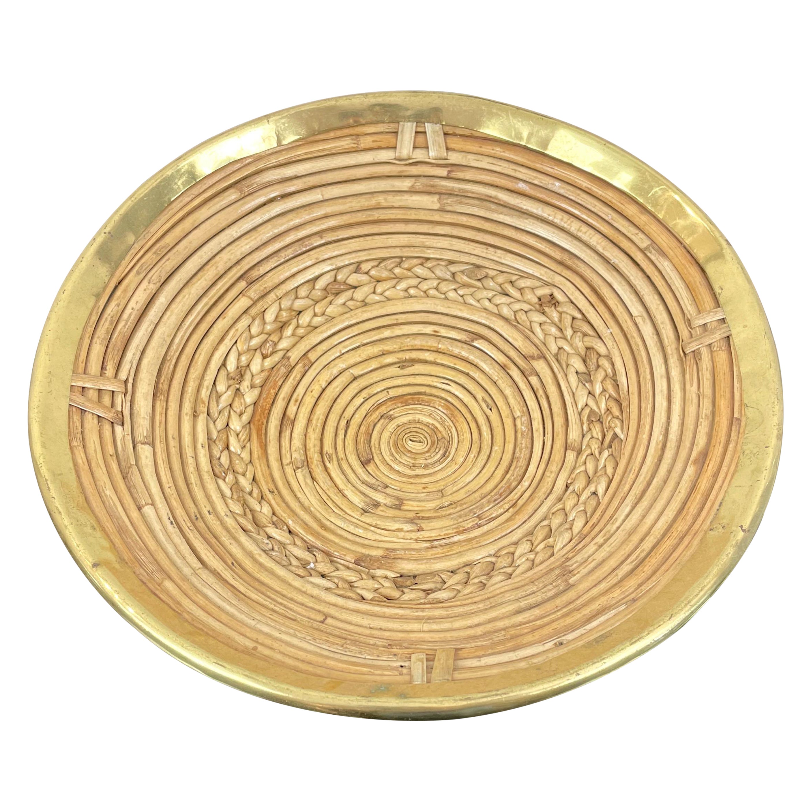 Centre de table rond en rotin et plaques de laiton, Italie, 1970