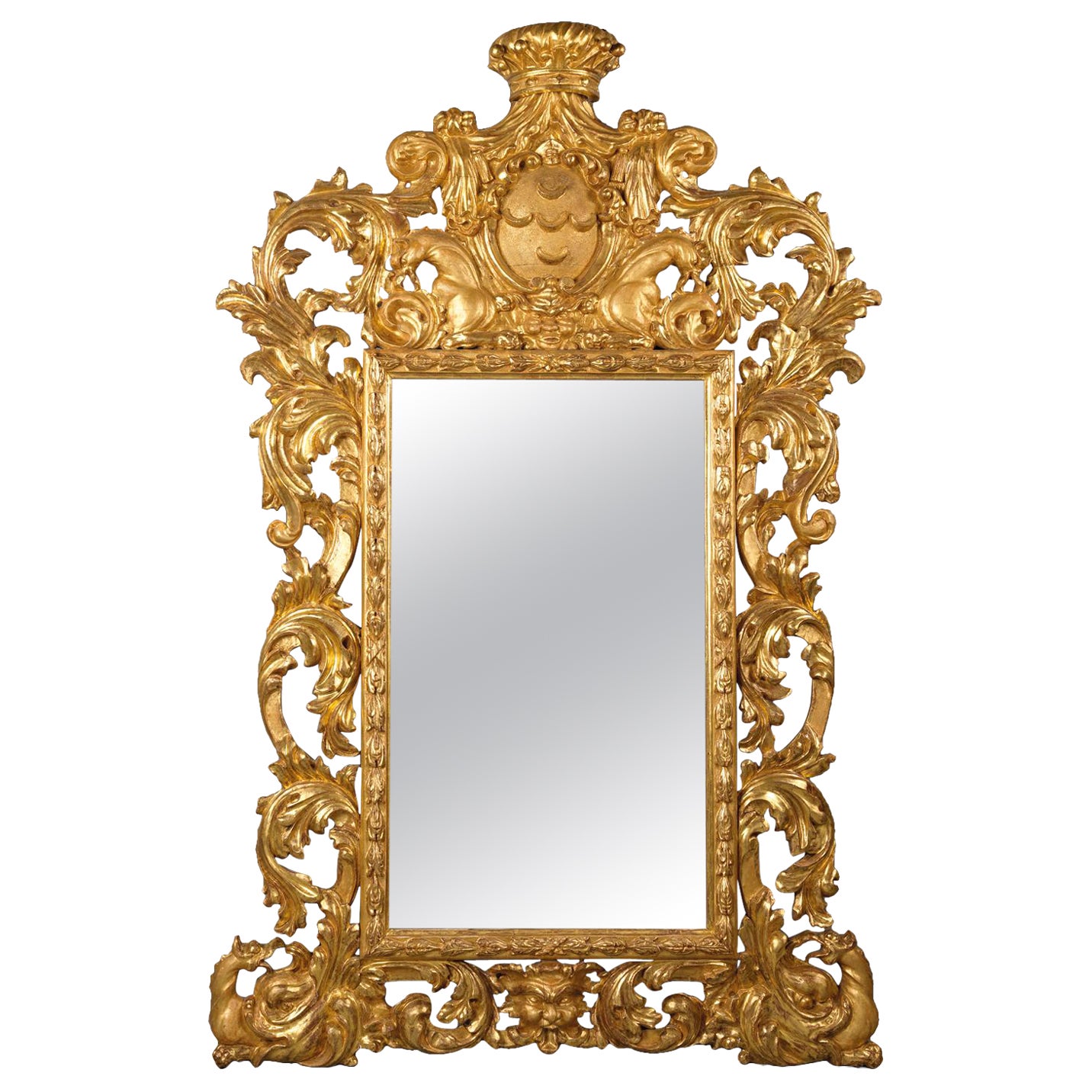 Un grand et impressionnant miroir de style baroque en bois doré sculpté en vente