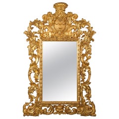 Un grand et impressionnant miroir de style baroque en bois doré sculpté