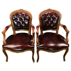 Pareja de sillones Chesterfield de madera tallada y cuero color sangre de buey 2