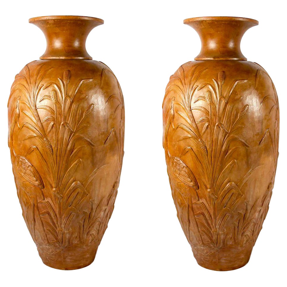 Paire de vases monumentaux en terre cuite représentant la Liberté, 1920