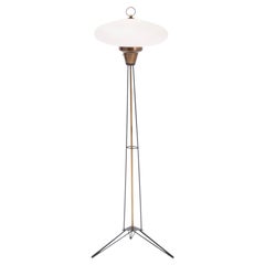 Elegante italienische Stehlampe aus Opalglas und Eisen aus der Mitte des Jahrhunderts