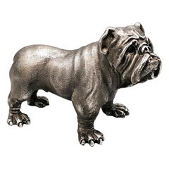 massive Silberskulptur einer Bulldogge aus dem 20