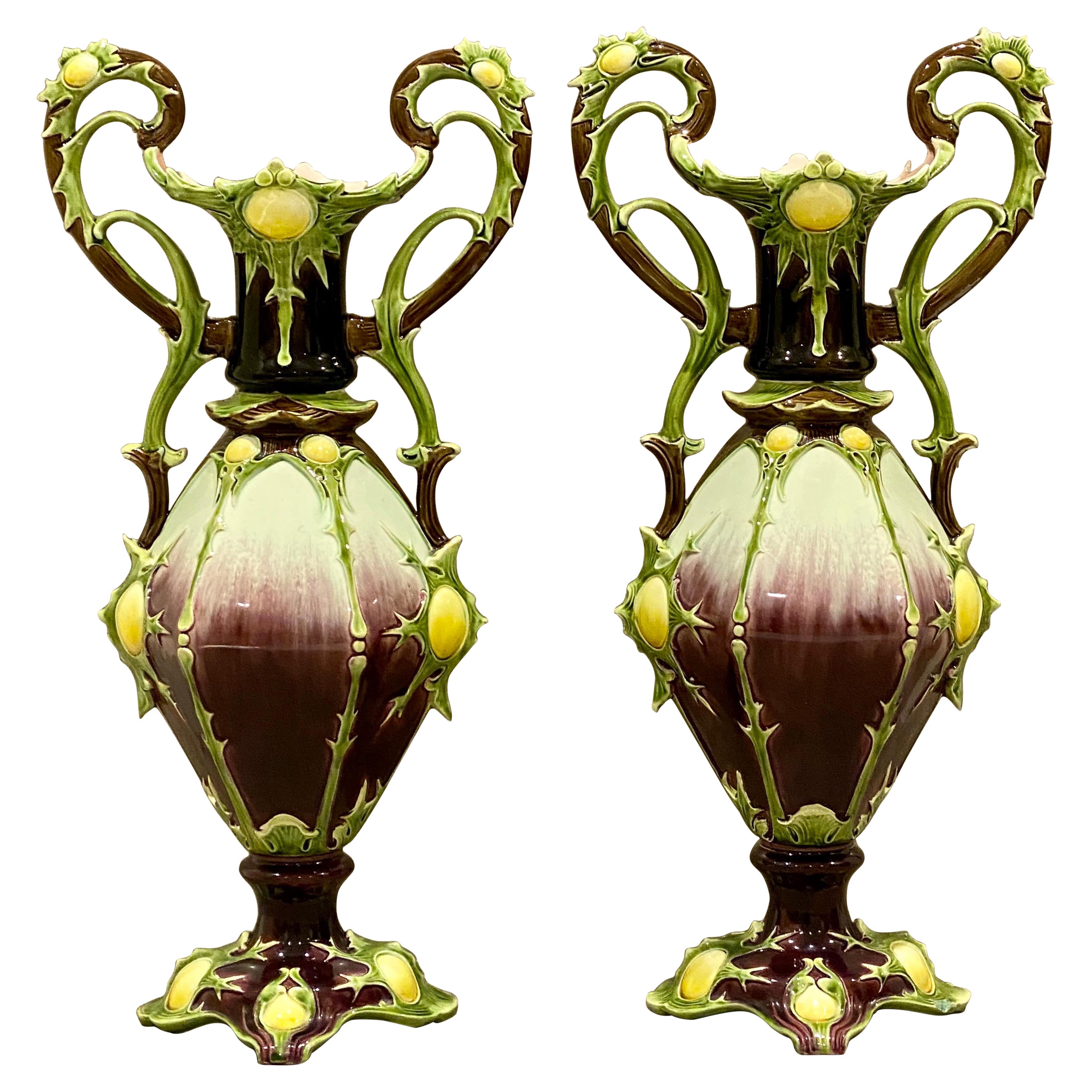 Paire de grands vases en majolique de Julius Dressler, Autriche, datant d'environ 1885 en vente