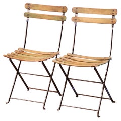 Paire de chaises de jardin pliantes en bois et fer poli du début du 20e siècle