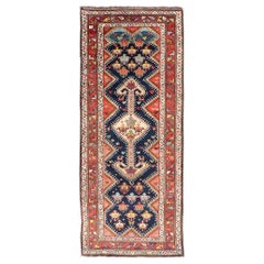 Tapis de couloir persan ancien Qashqai avec motif de médaillon géométrique aux couleurs vives 