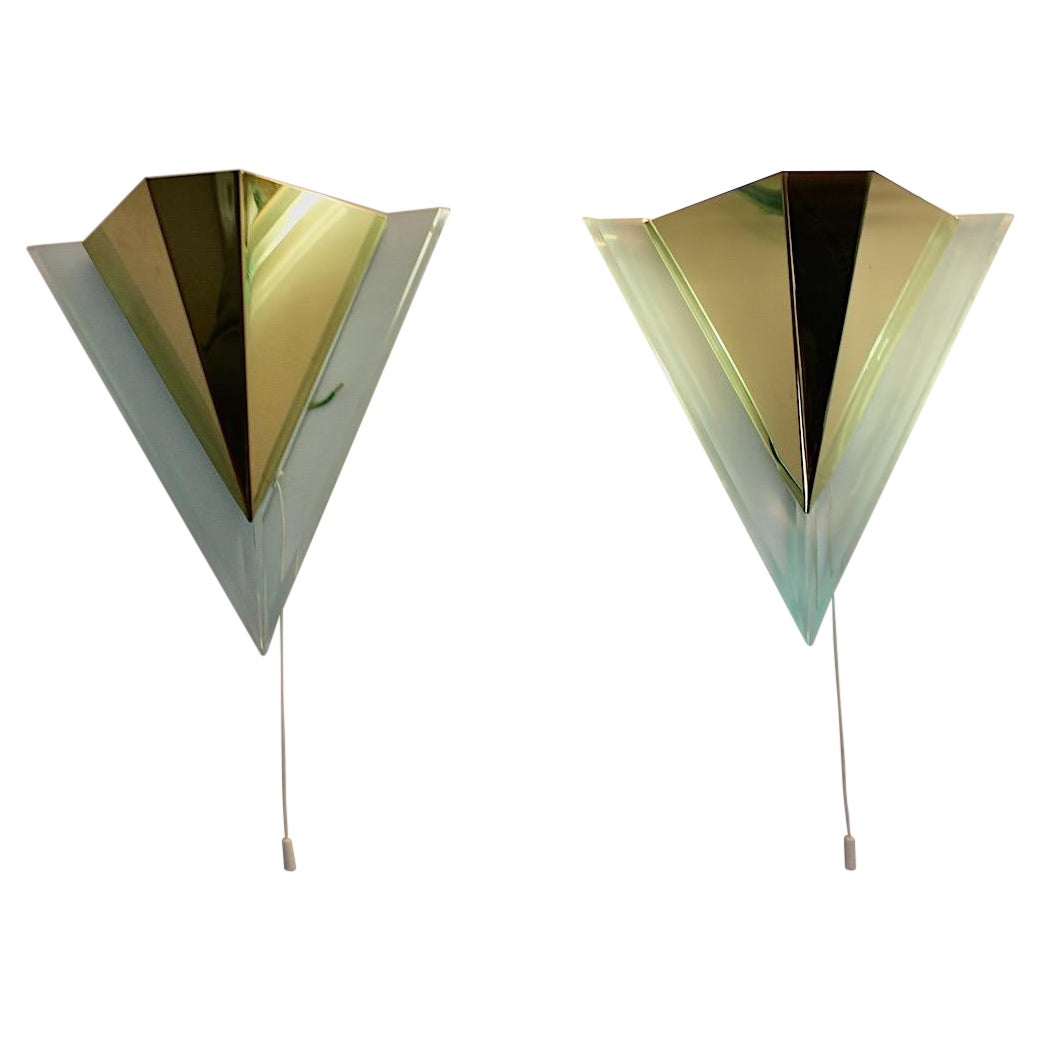 Modernes Paar Vintage-Lucite-Metall-Wandleuchter, Dreiecksform, 1990er Jahre, Deutschland im Angebot
