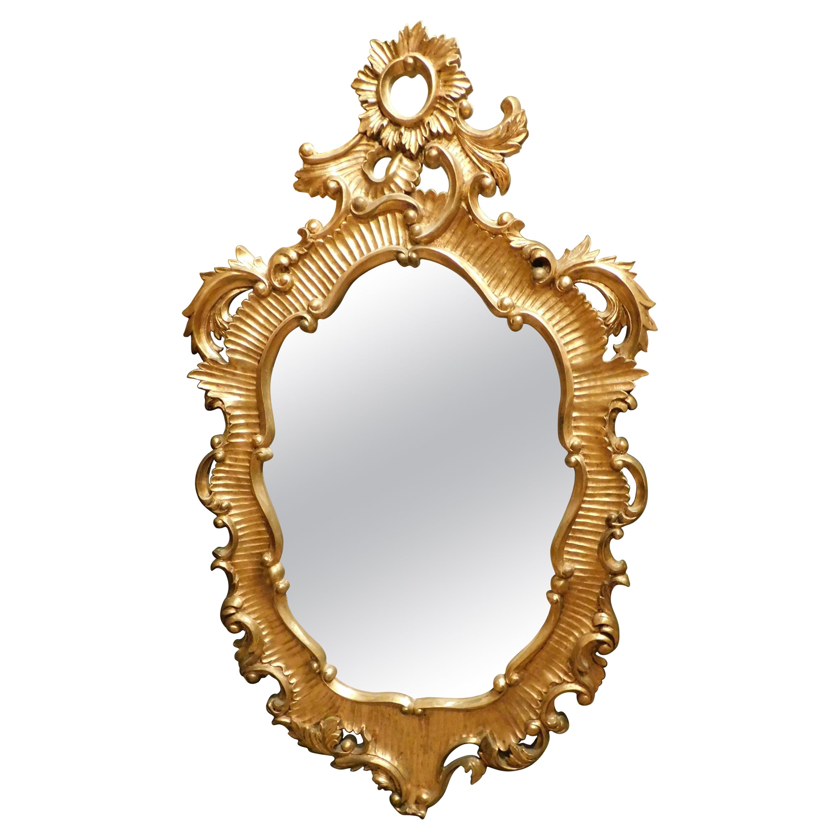 Miroir vintage en bois sculpté et doré, 800 Italie en vente