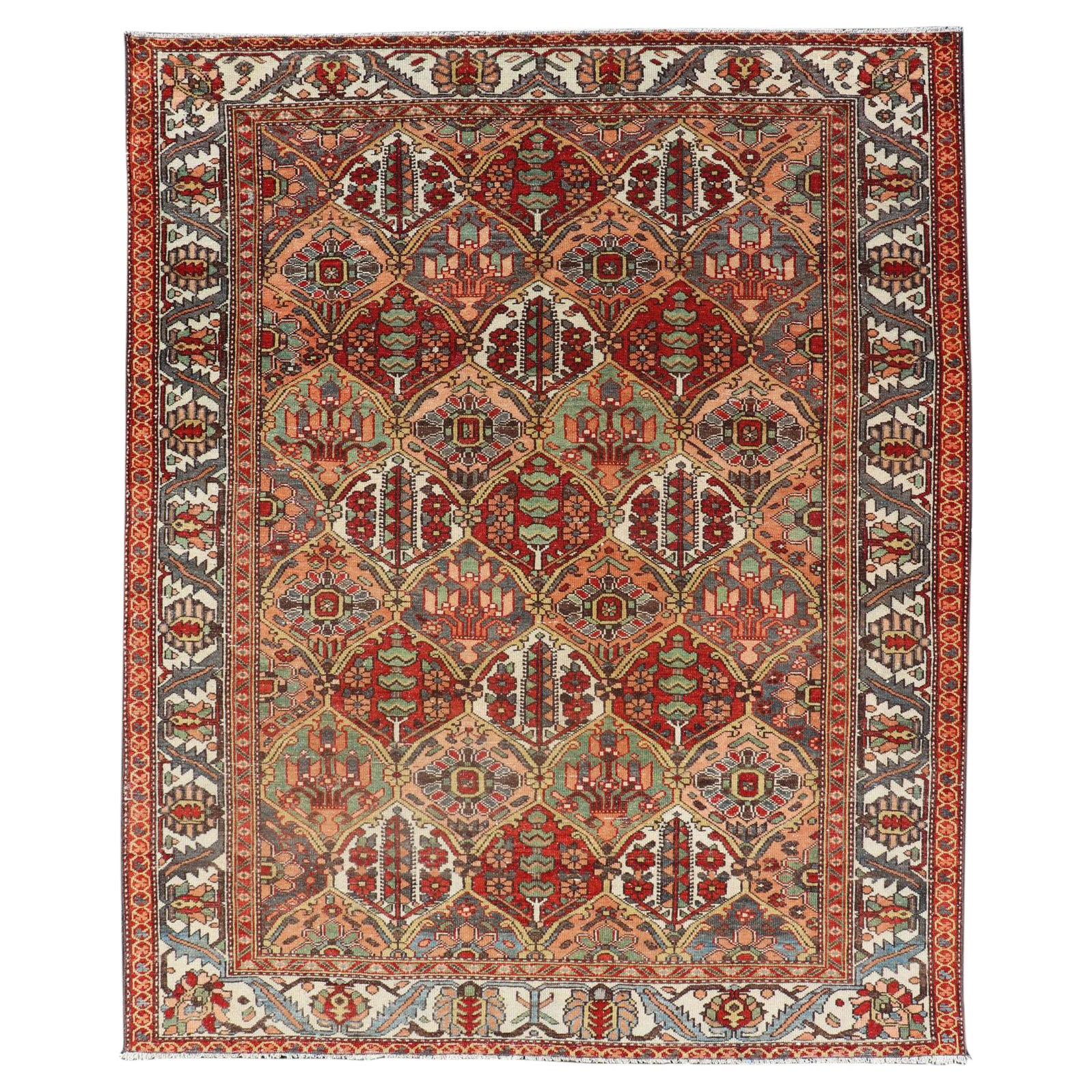 Antiker persischer Bakhtiari-Teppich im Gartendesign mit Diamanten in mehreren Farben
