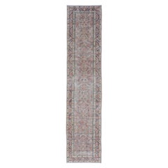 Tapis de couloir persan ancien Malayer dans des tons de bleu, saumon, crème et beige