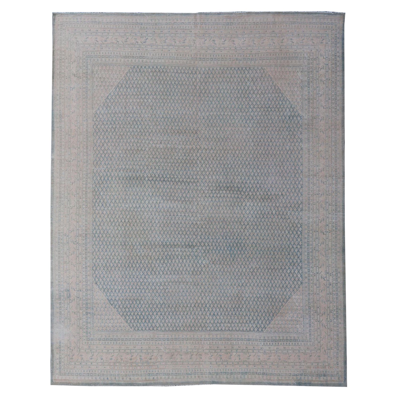 Minimalistischer, minimalistischer, antiker, persischer Täbris-Teppich mit blauen und cremefarbenen Tönen