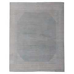 Minimalistischer, minimalistischer, antiker, persischer Täbris-Teppich mit blauen und cremefarbenen Tönen