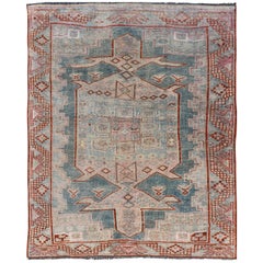 Tapis persan ancien kurde à motif tribal en bleu clair, sarcelle, taupe et rouge