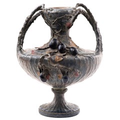 Vaso in anfora Art Nouveau austriaco con motivo a grappolo d'uva