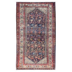 Tapis de couloir persan ancien de la galerie Hamadan à fond bleu, multicolore