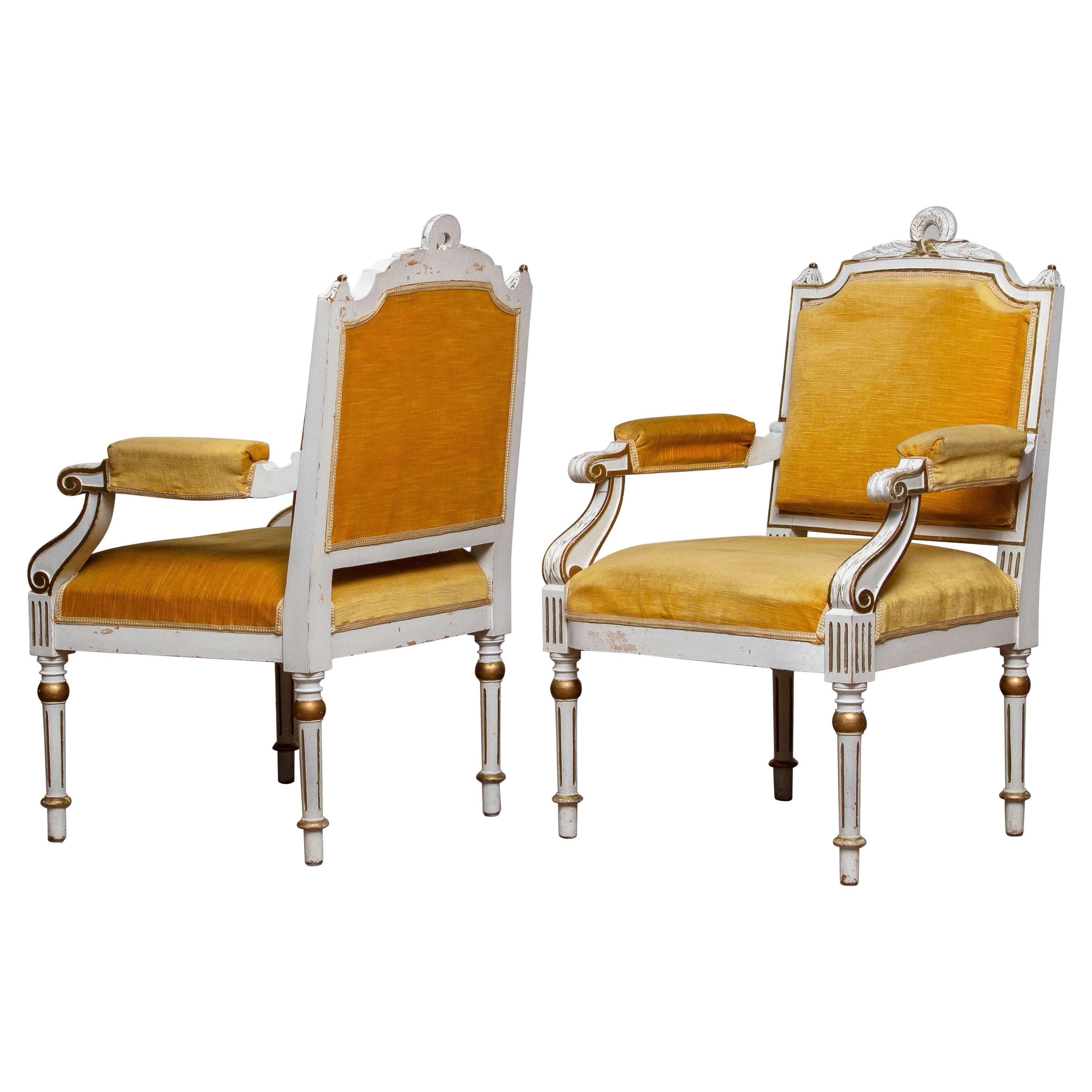 Paire d'anciens fauteuils gustaviens suédois peints en blanc et dorés du 19e siècle