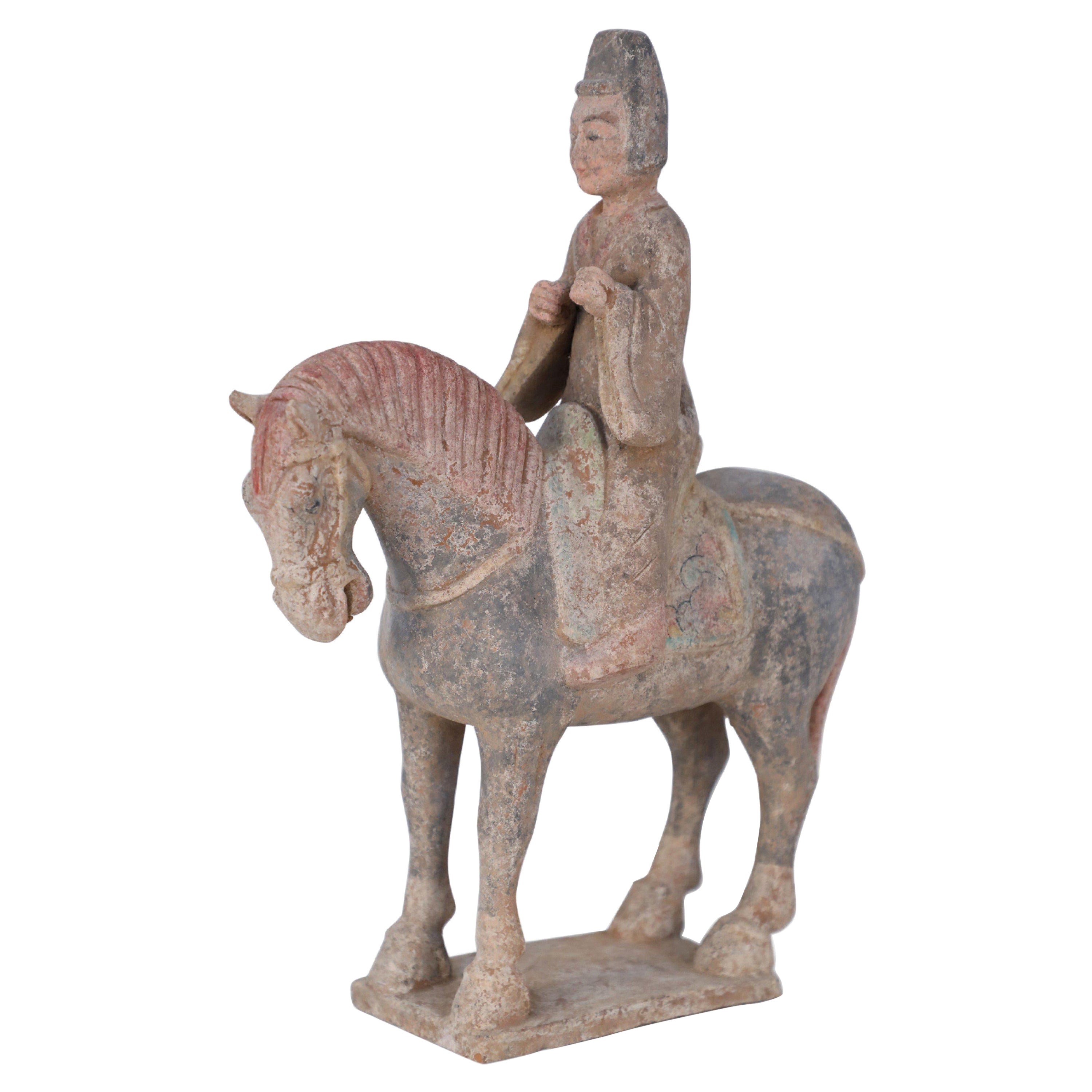 Statue funéraire chinoise en terre cuite de style Tang Dynasty représentant un cheval et un cavalier en vente