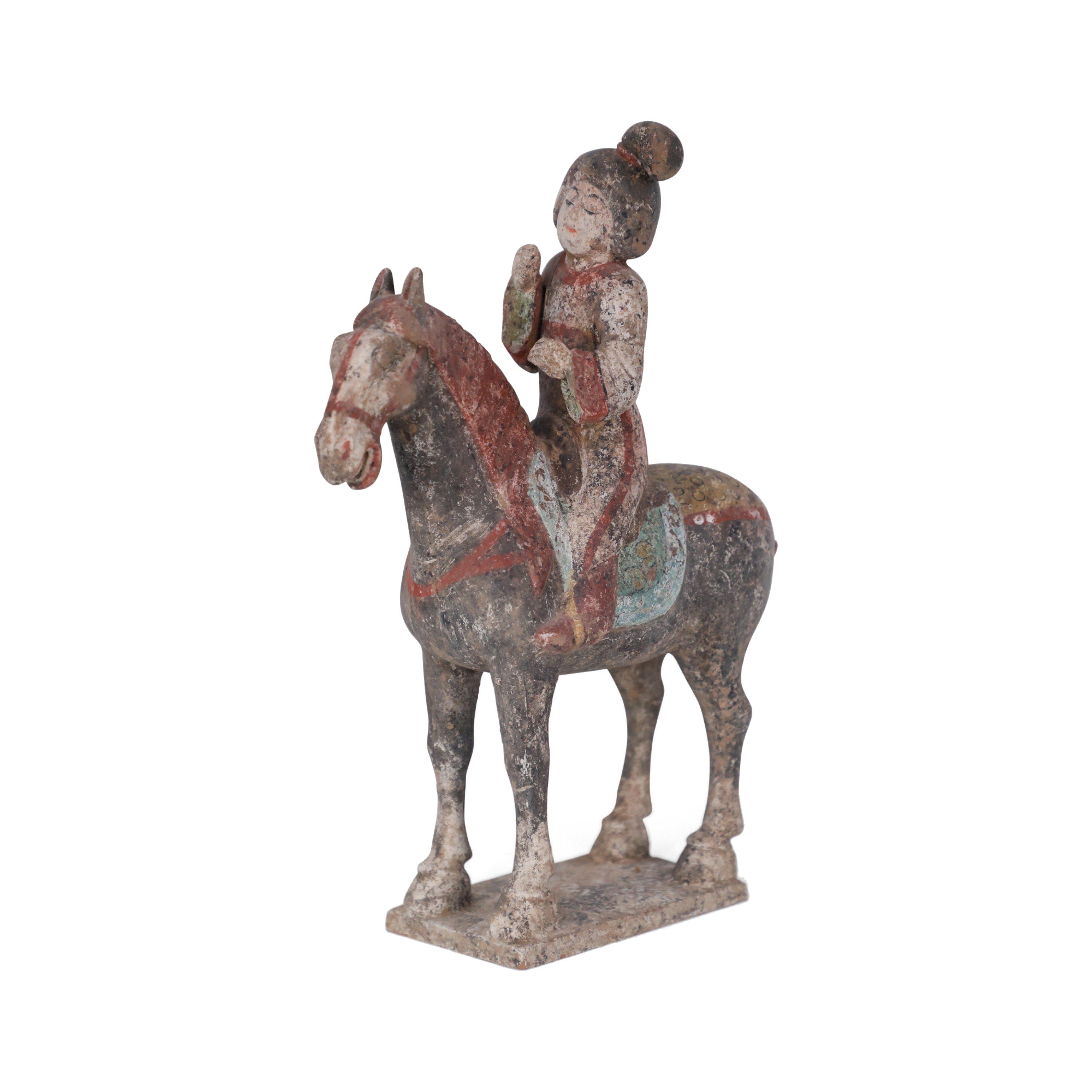 Figure de Tombeau en terre cuite de style dynastie chinoise Tang représentant une femme et un cheval