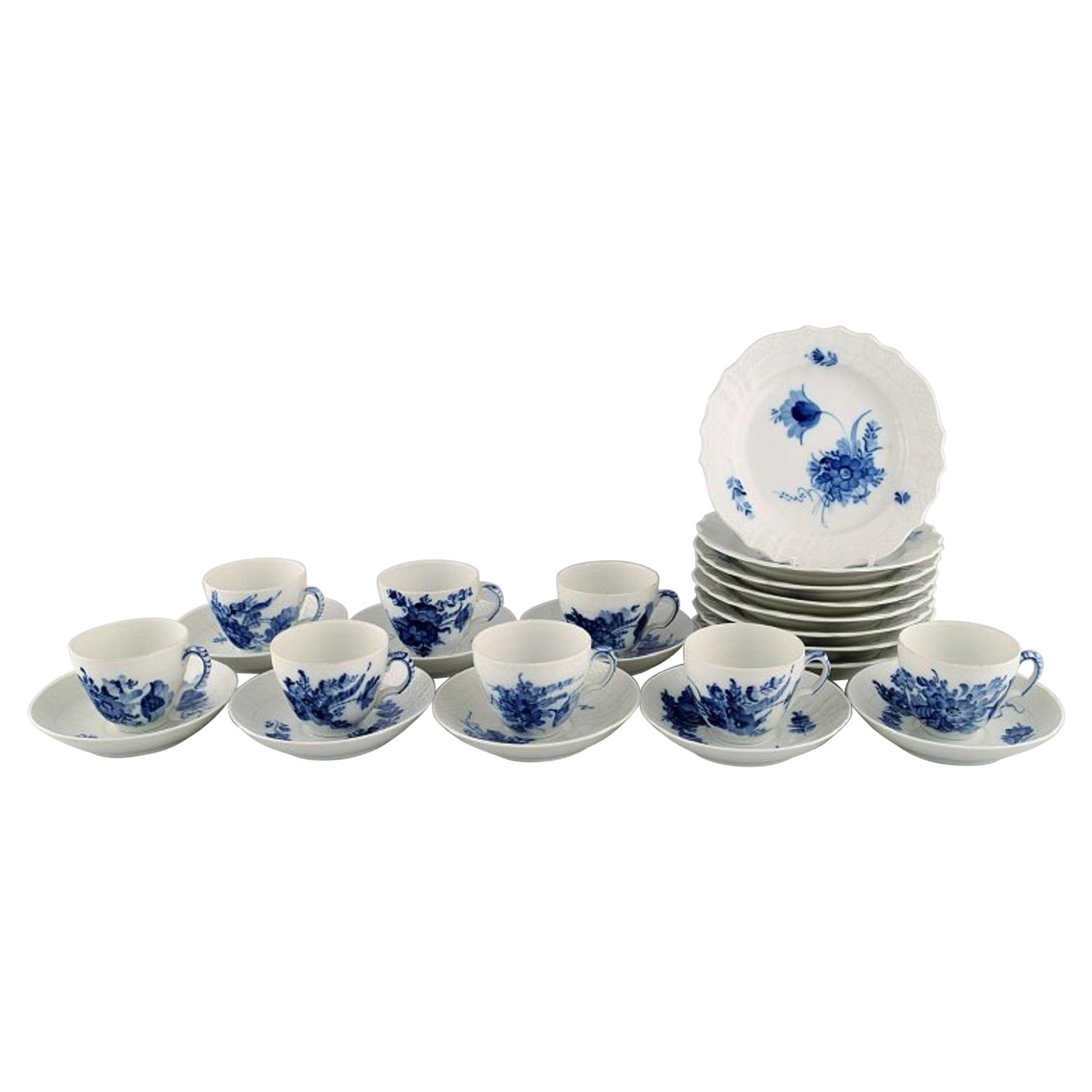 Royal Copenhagen, geschwungenes Kaffeeservice mit blauer Blume, für acht Personen, 1980er Jahre