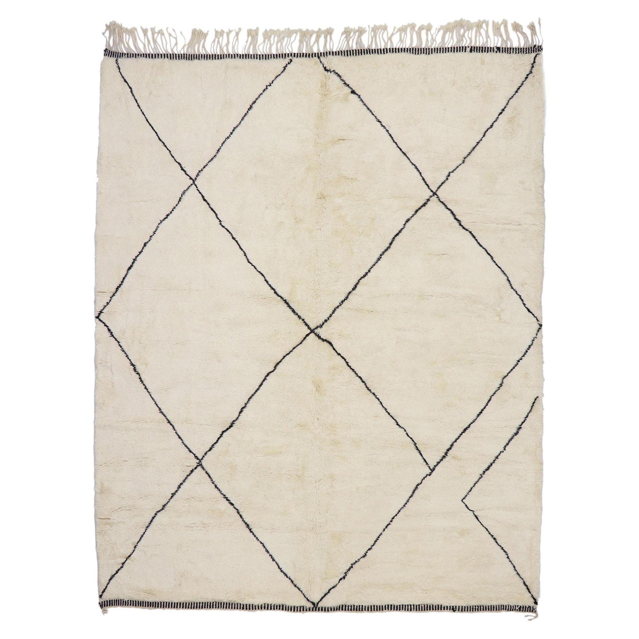 Zeitgenössischer marokkanischer Berberteppich mit minimalistischem Hygge-Stil
