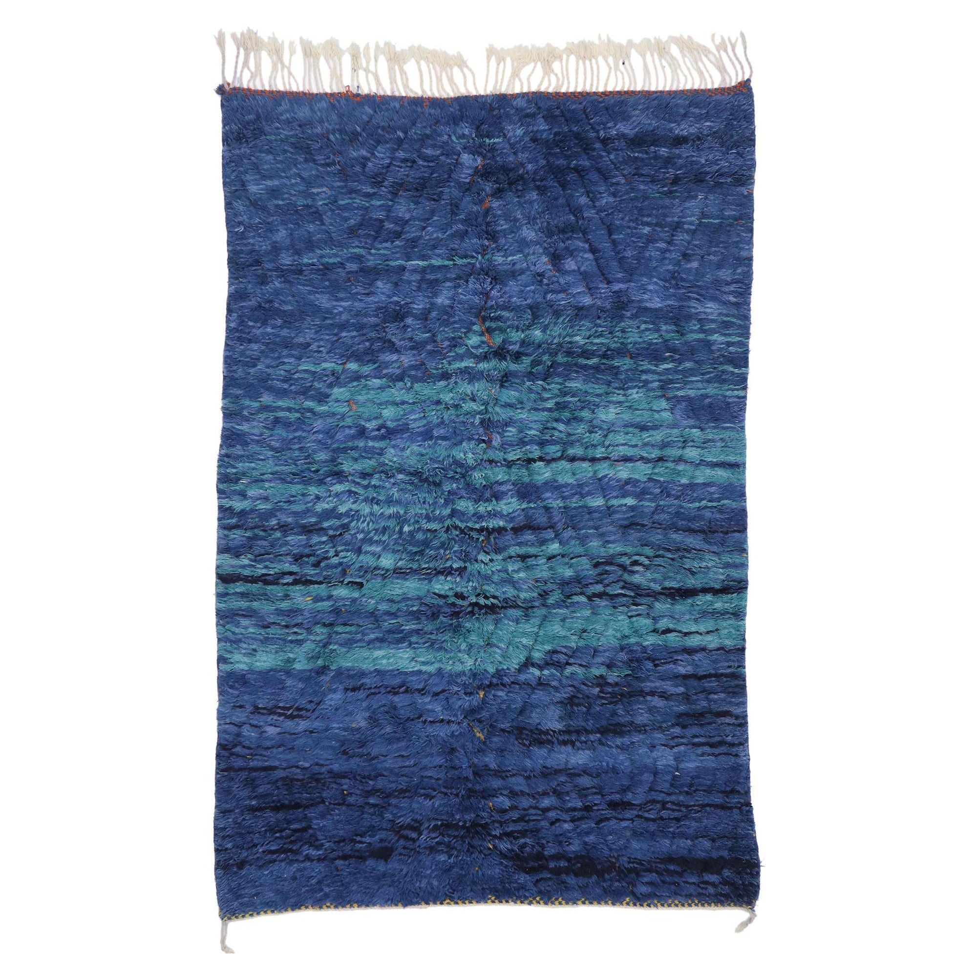 Alfombra marroquí bereber azul, el estilo boho chic moderno se une al expresionismo abstracto