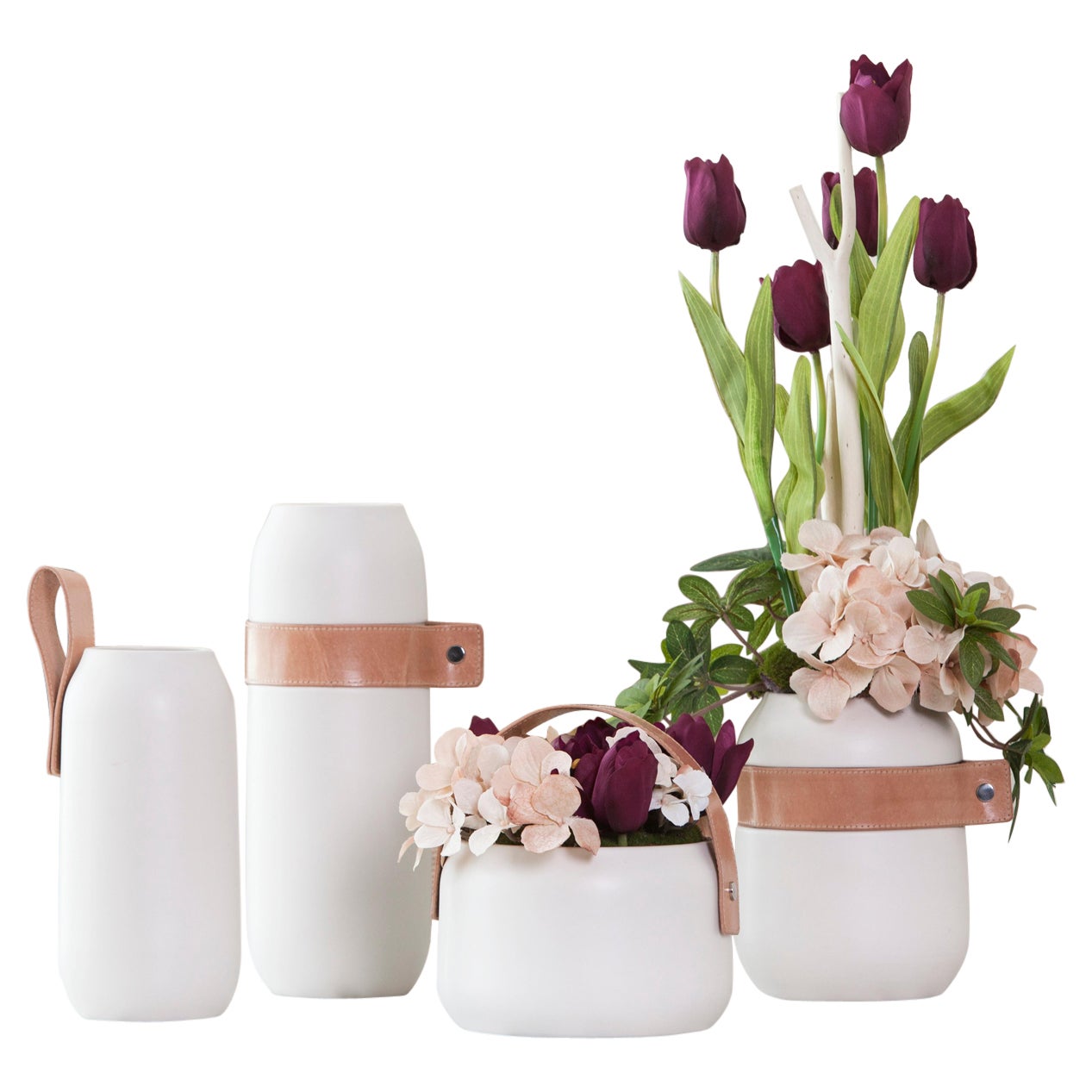 Moderne Ensemble de 4 vases en céramique avec cuir, blancs, fabriqués à la main au Portugal par Lusitanus Home en vente