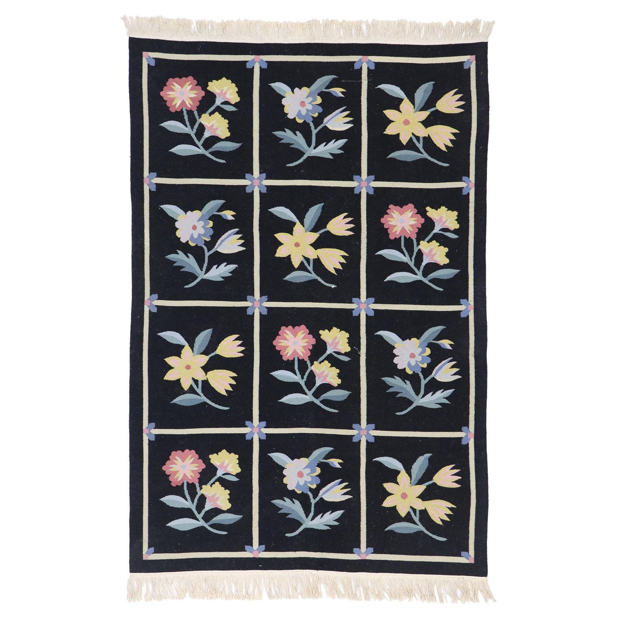 Chinesischer, geblümter Vintage-Kelim-Teppich im englischen Landhausstil mit Blumenmuster