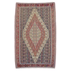 Tapis Kilim persan vintage Senneh avec motif ferme de style cottage