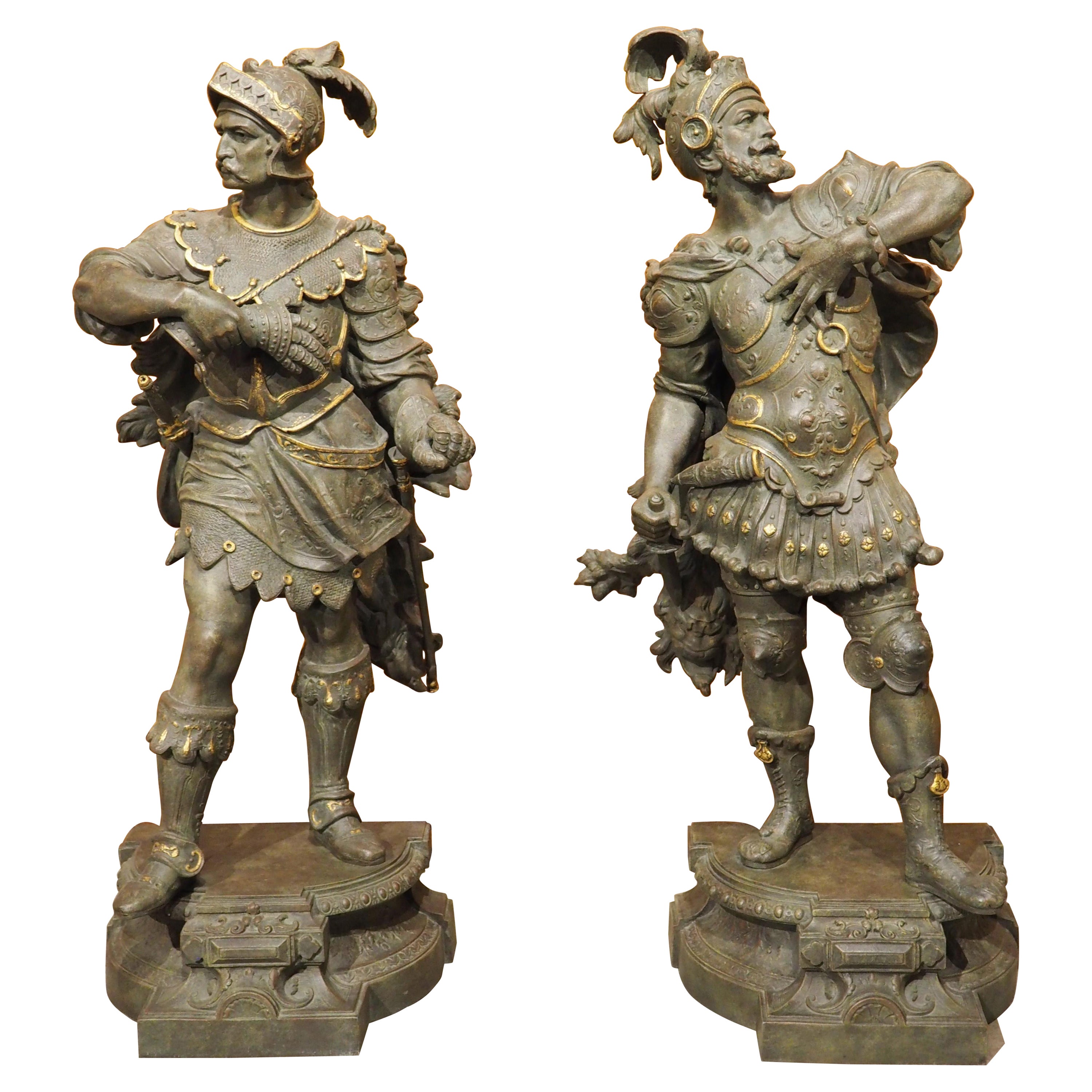 Paire de figurines militaires anciennes moulées très détaillées avec accents dorés en vente