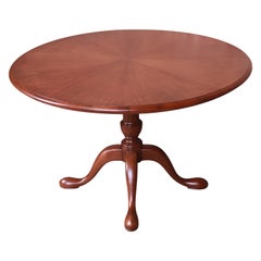 Table de petit déjeuner Queen Anne en noyer de Baker Furniture, nouvellement revernie