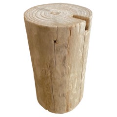Beistelltisch aus Naturholz mit Stumpf Wabi Sabi