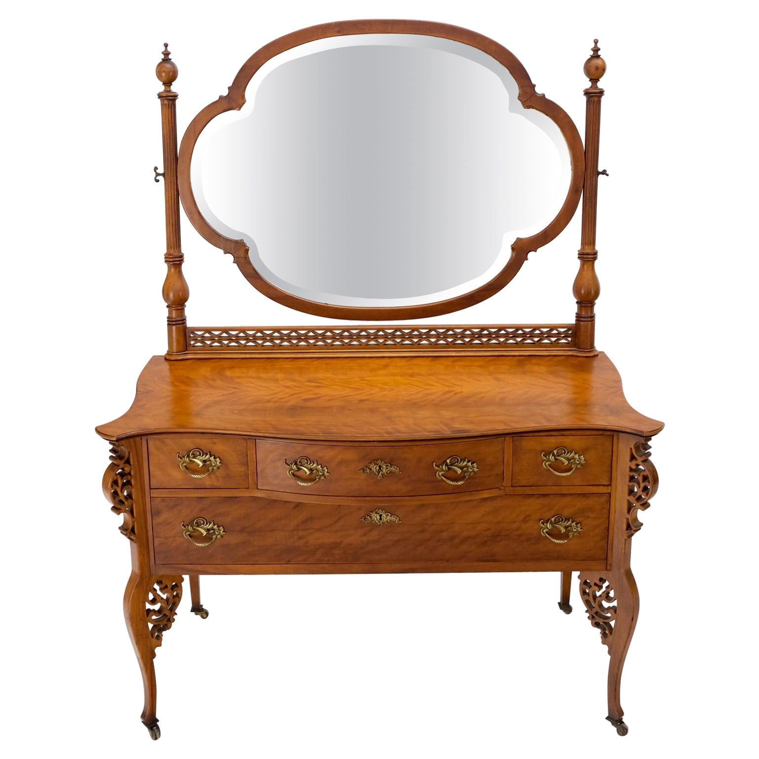 Ancienne commode sculptée à 4 tiroirs avec grand miroir pivotant biseauté en forme de love-clove