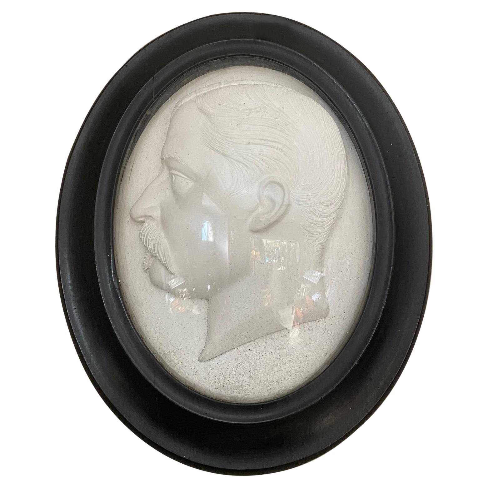 Ritratto in gesso firmato di Napoleone III del 19° secolo in una cornice a campana, anni 1869