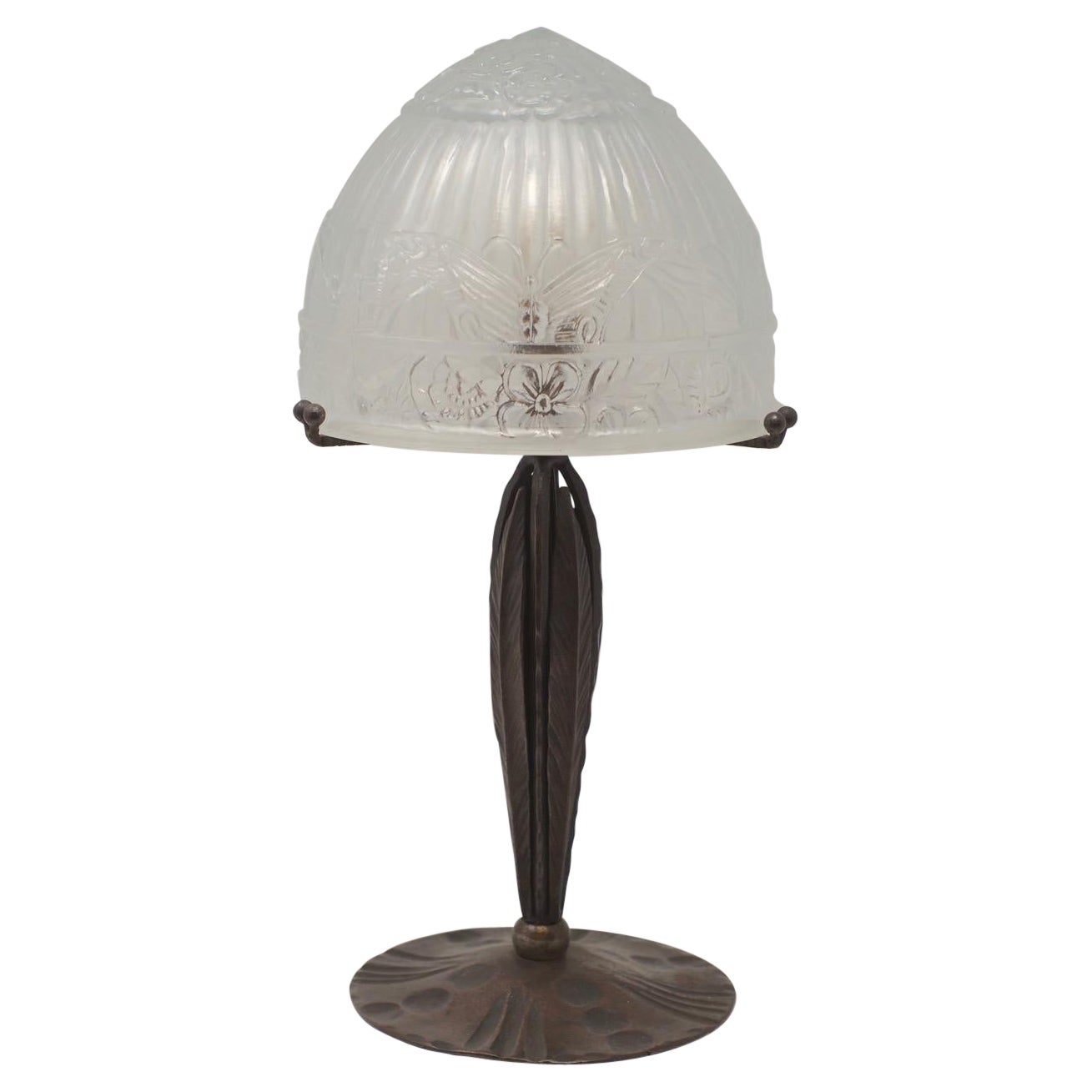 Lampe de bureau Art Déco française en fer forgé avec abat-jour en verre moulé