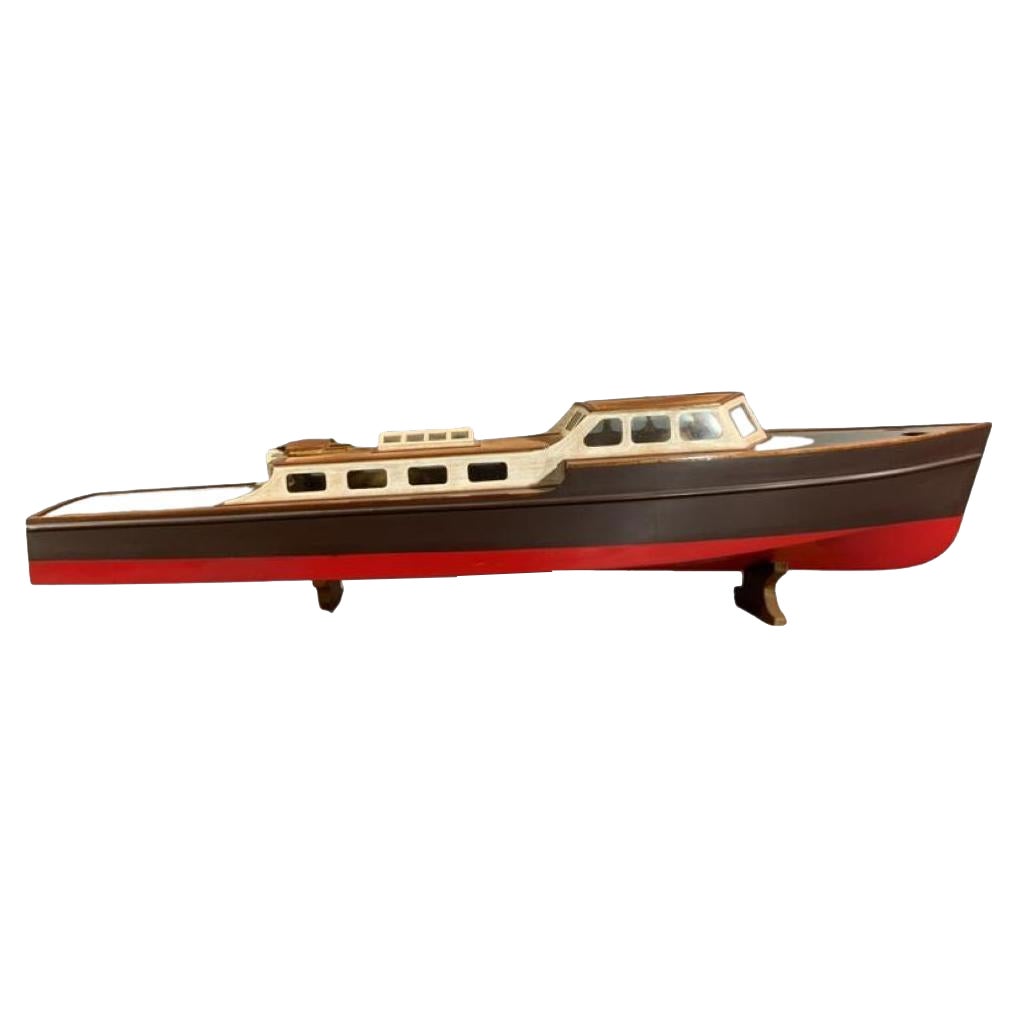 Modèle de yacht en planches construites sur cadre