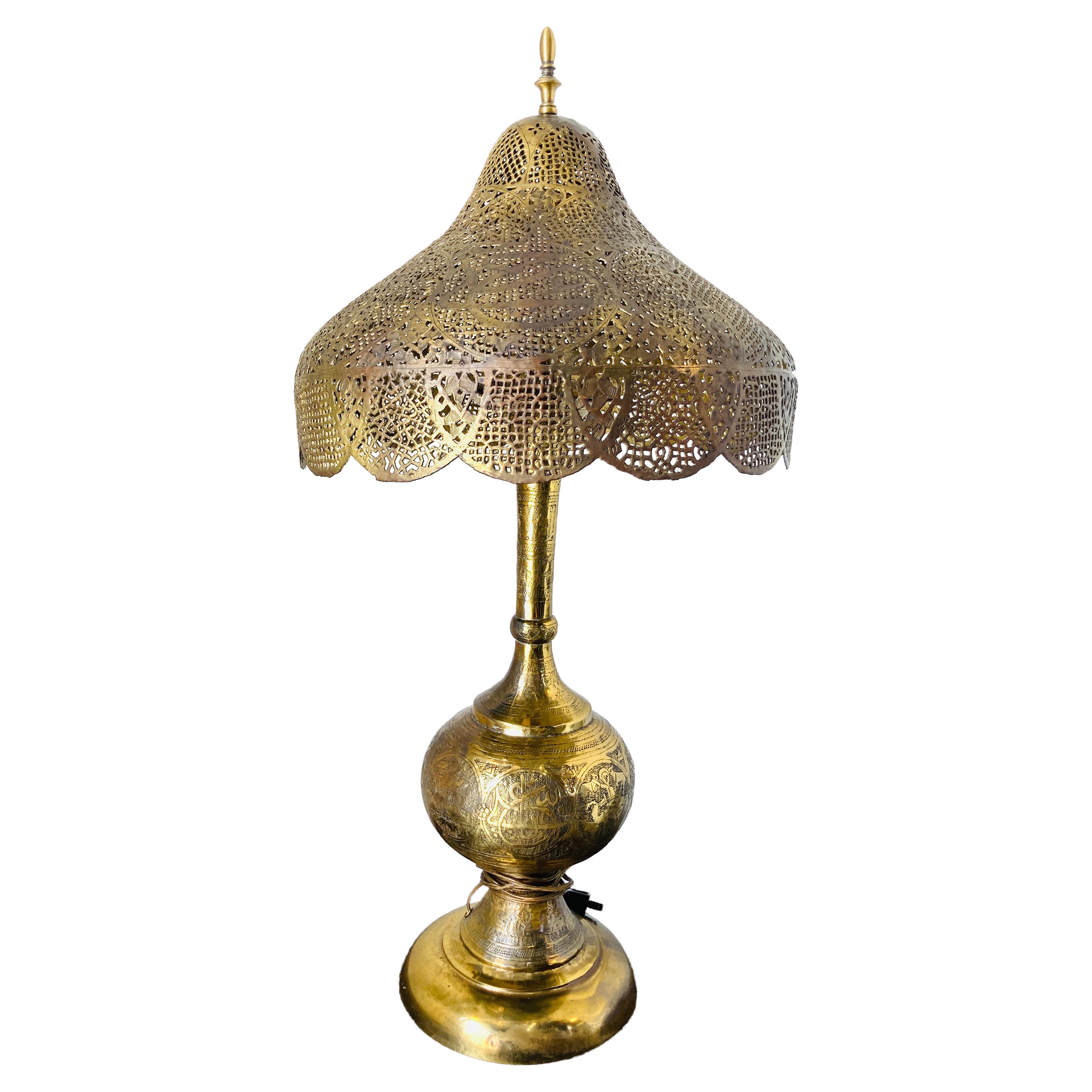 Lampe de bureau mauresque ancienne en laiton avec texte arabe en vente