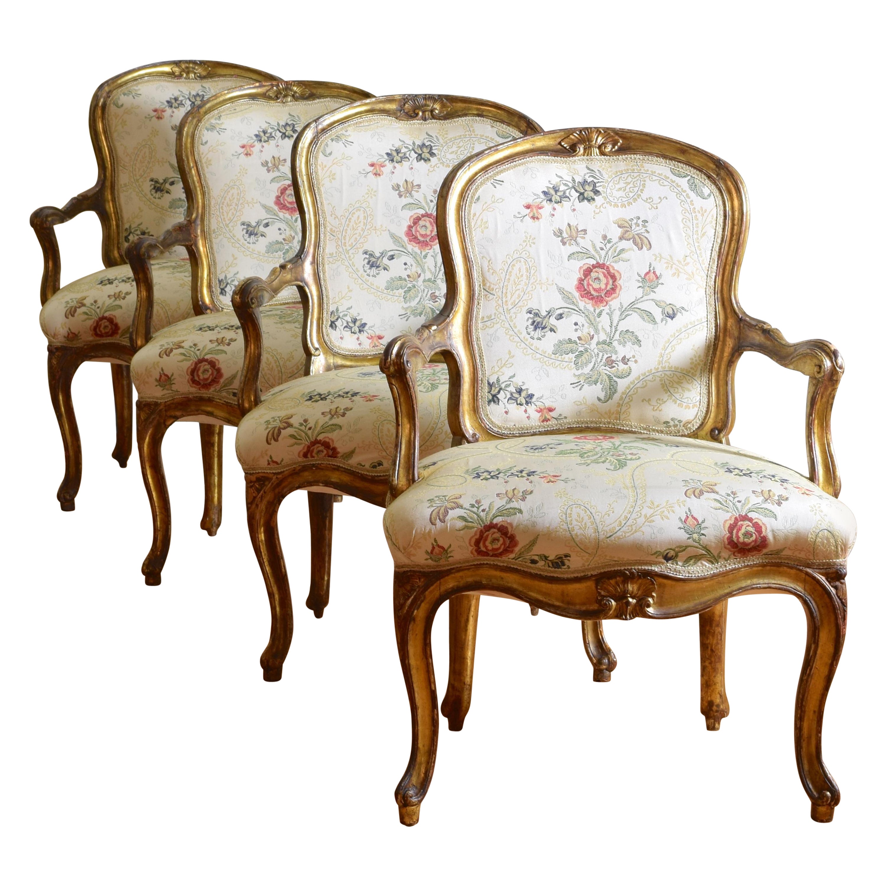 Ensemble de quatre fauteuils rococo italiens du 18ème siècle en bois doré en vente